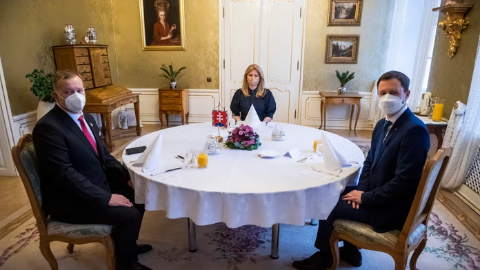 Prezidentka SR Zuzana Čaputová počas pracovných raňajok s premiérom Eduardom Hegerom (vpravo) a predsedom NR SR Borisom Kollárom