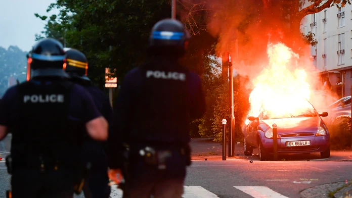 Pri nočných nepokojoch vo viacerých štvrtiach Nantes bolo podpálených približne 30 áut a niekoľko obchodov.