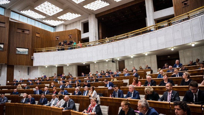 Hlasovanie o paragrafe 363 poslanci opäť zablokovali