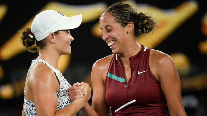 Madison Keysová gratuluje k postupu svojej súperke Ashleigh Bartyovej.