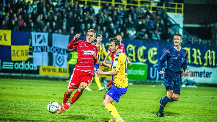 Tomáš Mikinič (vľavo) a Ivan Sesar (vpravo) v zápase 20. kola Fortuna ligy Dunajská Streda - Zlaté Moravce. 