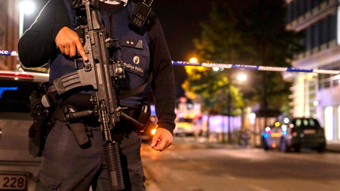 Policajt hliadkuje po streľbe v centre Bruselu.