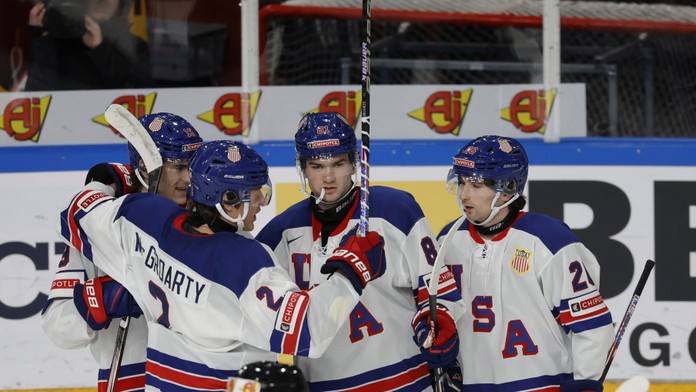 Jimmy Snuggerud oslavuje gól na majstrovstvách sveta hokejistov do 20 rokov