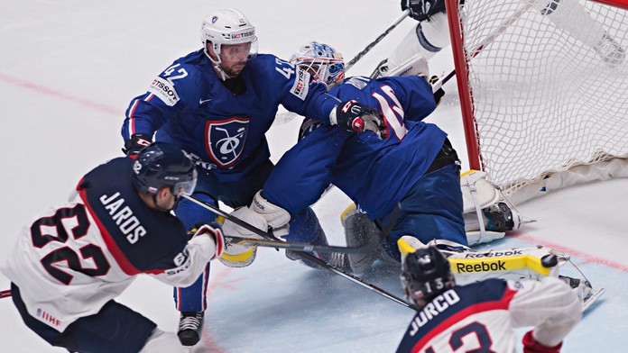 Christián Jaroš strieľa gól na 5:1 proti Francúzom.