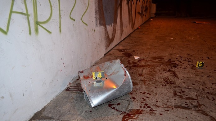 Mladíci dorezali dvoch mužov smetným košom