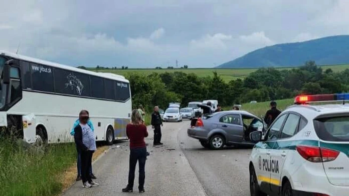 Nehoda autobusu s osobným vozidlom v obci Lubina 