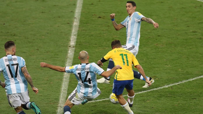 Philippe Coutinho strieľa prvý gól Brazílie proti Argentíne.
