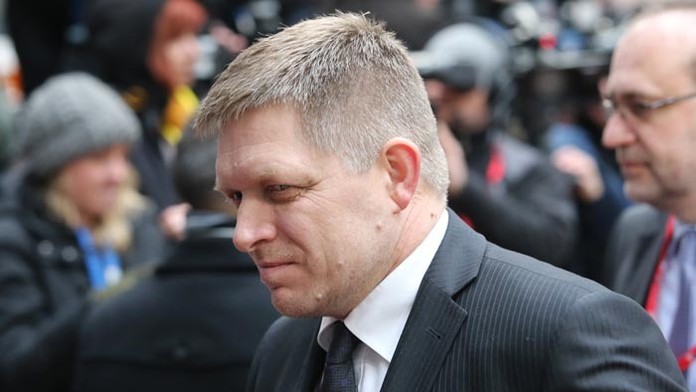 Premiér Robert Fico počas príchodu na mimoriadny summit EÚ a Turecka o riešení utečeneckej krízy.