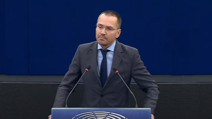 VIDEO: Europoslanec hajloval v Európskom parlamente. Sankcie ho neminú