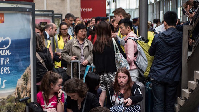Ľudia čakajú na vlaky Eurostar.