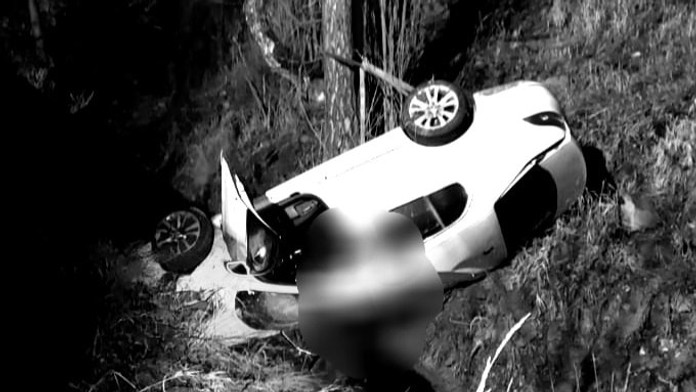 Tragická nehoda pri Kremnici: Vodič sa s autom zrútil do 25-metrovej rokliny