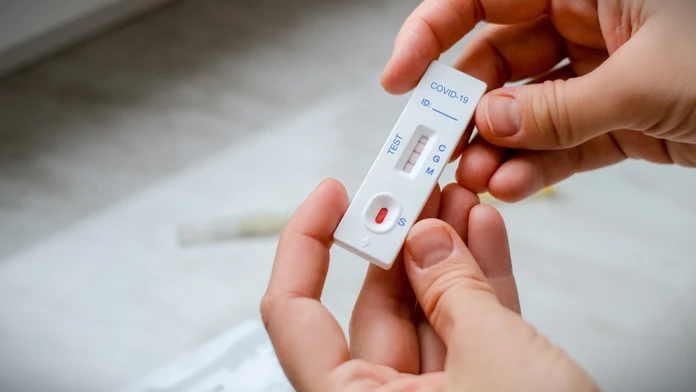 Ďalší variant ochorenia COVID-19. Je ľahšie prenosný ako tie predošlé