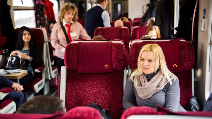 Cestujúci v IC vlaku.