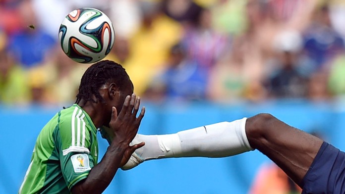 Francúz Paul Pogba (vpravo) a Nigérijčan Victor Moses v osemfinálovom zápase Francúzsko - Nigéria 