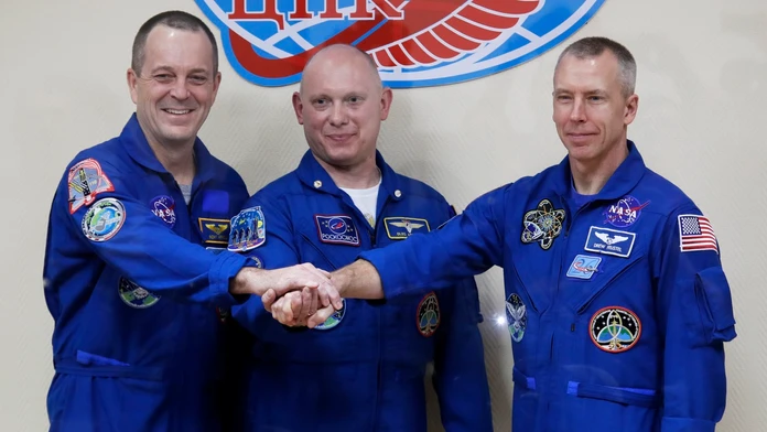 Ruský kozmonaut Oleg Artemjev (uprostred) a americkí astronauti Richard Arnold (vpravo) a  Andrew Feustel.
