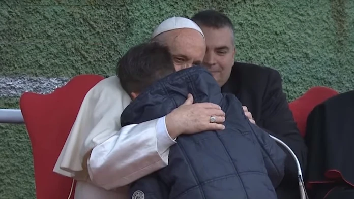 Chlapec Emanuele nedávno prišiel o otca a zaujímal sa, či sa ako ateista dostane do neba.