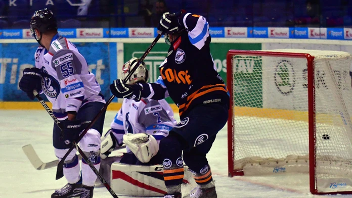 Hráč HC Košice Petr Kafka, vľavo hráč a brankár HK Poprad Boris Česánek a Patrik Nechvátal.