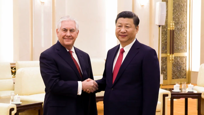 Čínsky prezident Si Ťin-pching  (vpravo) a americký minister zahraničných vecí Rex Tillerson