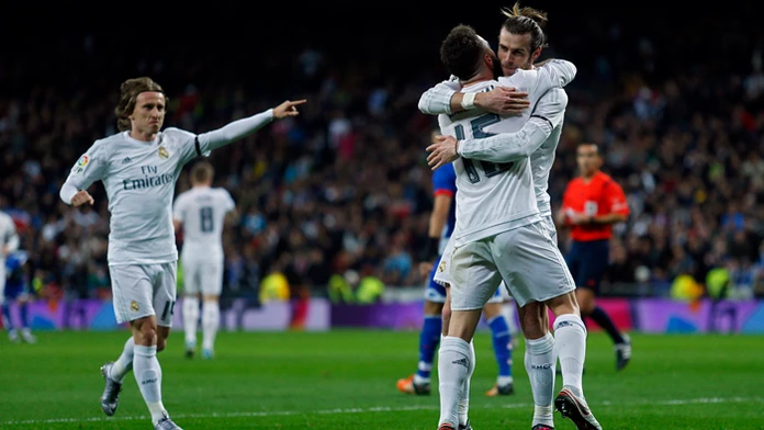 Hráči Realu Madrid Gareth Bale (vpravo) a Daniel Carvajal sa tešia po strelení gólu do siete Deportivo La Coruña v La Lige.