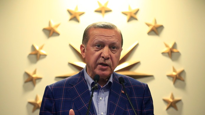Na snímke turecký prezident Recep Tayyip Erdogan počas prejavu po skončení referenda v krajine.