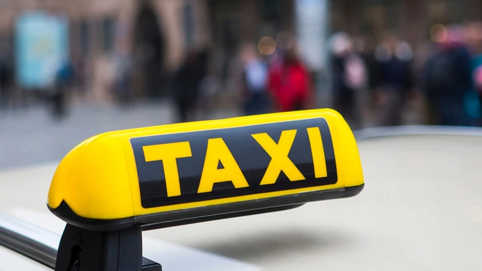 Dráma v Bratislave: Agresívny taxikár narazil do cyklistu, potom ho tlačil ešte niekoľko metrov
