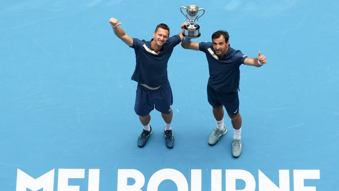 Slovensko-chorvátska dvojica Filip Polášek a Ivan Dodig pózuje s trofejou po víťazstve vo finále štvorhry na Australian Open.