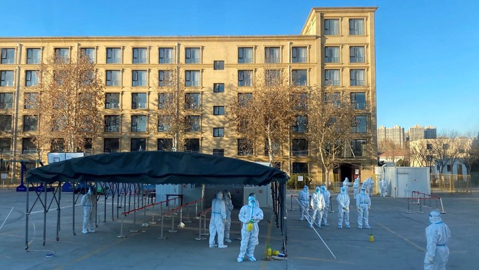 Čínske mesto Čching-tao eviduje denne až pol milióna nových prípadov covidu