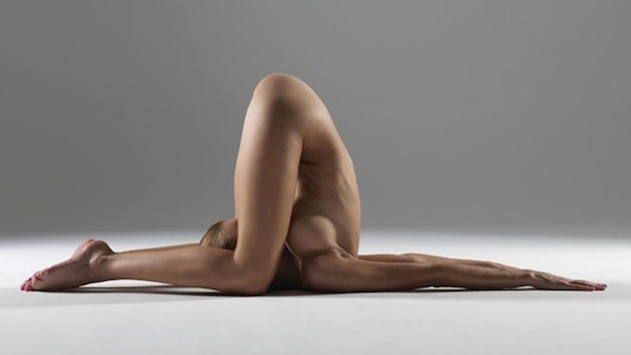 Nahá inštruktorka jogy