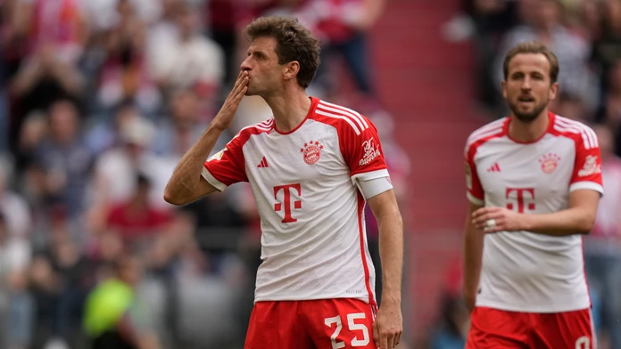 Futbalista Thomas Mülle (uprostred) z Bayernu Mníchov sa raduje z gólu.