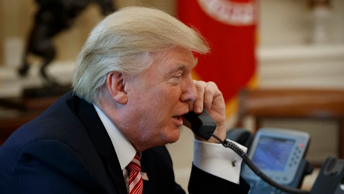Americký prezident Donald Trump telefonuje s novým írskym premiérom Leom Varadkarom v Oválnej pracovni Bieleho domu.