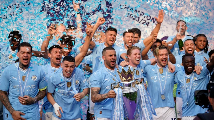 Futbalisti Manchestru City oslavujú titul v Premier League.
