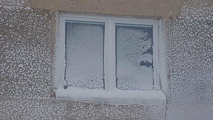 Zasnežené okno v Šuňave.