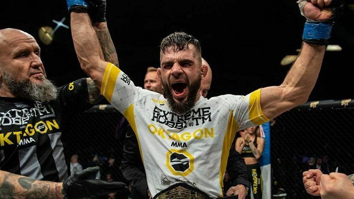 Vchod do domu v Dubnici, kde mali násilím držať mladú ženu.