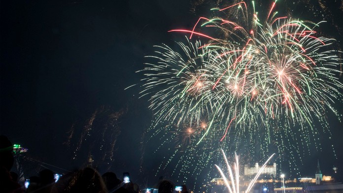 Pohľad na ohňostroj počas novoročných osláv v Bratislave.