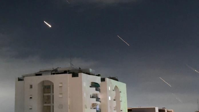 Izraelský systém protivzdušnej obrany Iron Dome odpaľuje rakety vystrelené z Iránu v Izraeli.