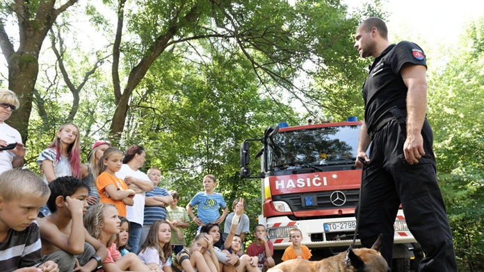 Hasiči a policajti predstavujú deťom v tábore na Duchonke svoju prácu