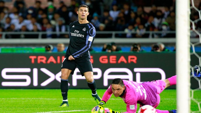 Cristiano Ronaldo z Realu Madrid a brankár Moises Munoz z Clubu America semifinále MS klubov FIFA.