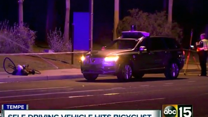 Na videosnímke z 19. marca 2018 vyšetrovatelia na mieste nehody samojazdiaceho auta taxislužby Uber v Tempe.