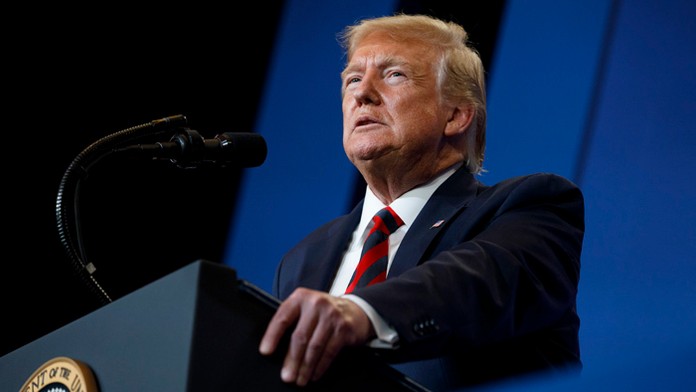 Špinavé sedadlá vo vlaku.