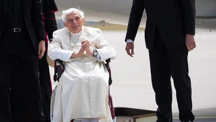 Zdravotný stav Benedikta XVI. je vážny, ale stabilný, píšu v Taliansku