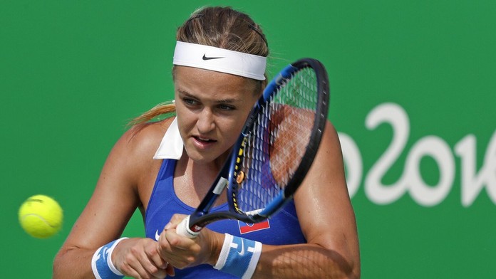 Anna Karolina Schmiedlová odvracia loptičku Ruske Jekaterine Makarovovej v 2.kole ženskej dvojhry na OH 2016 v Rio de Janeiro.