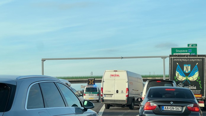 Uzavretá diaľnica D2.