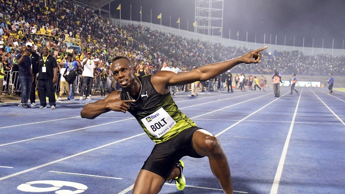 Jamajský šprintér Usain Bolt oslavuje víťazstvo v šprinte na 100 m v jamajskom Kingstone
