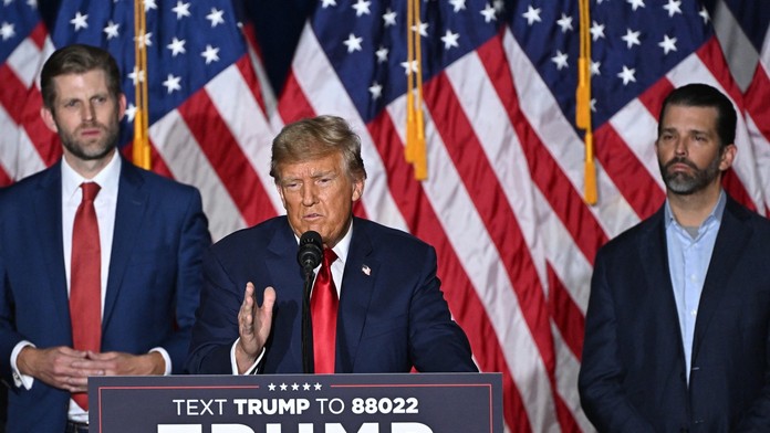 Trump a jeho firmy musia zaplatiť gigantickú pokutu. Exprezident označil rozhodnutie súdu za falošné