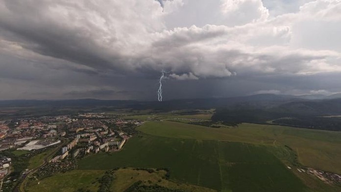 Búrky hrozia na celom území Slovenska. Platí výstraha