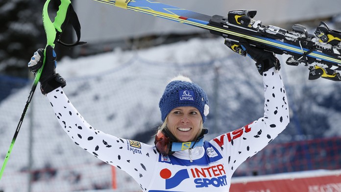 Veronika Velez-Zuzulová sa raduje z 3. miesta v slalome žien Svetového pohára v talianskej Santa Caterine.