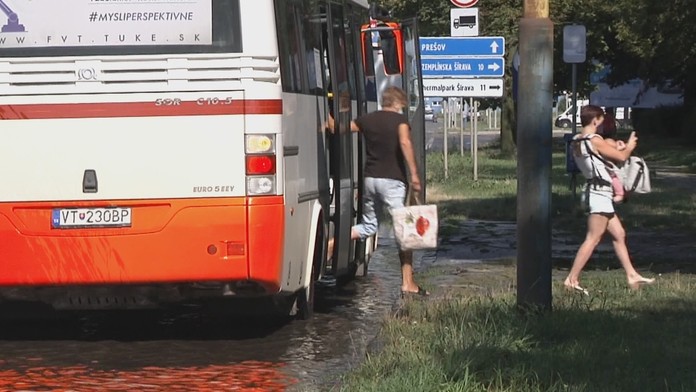 Zastávka MHD takmer vždy pod vodou