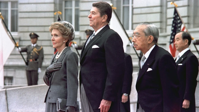Na archívnej snímke z 9. novembra 1983 americký prezident Ronald Reagan a prvá dáma Nancy Reaganová.