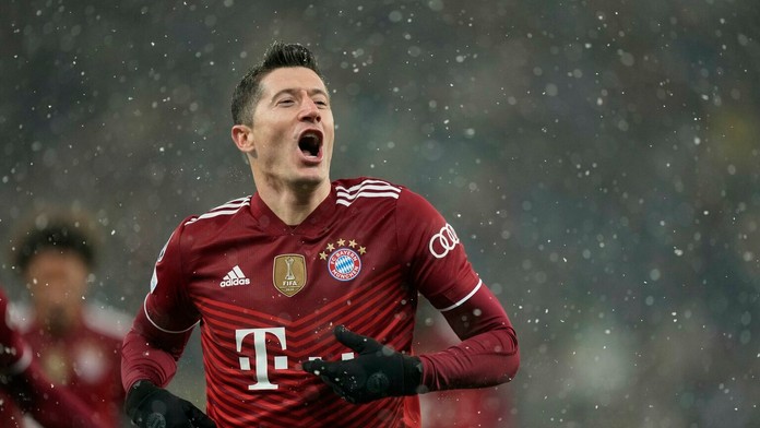 Robert Lewandowski z Bayernu oslavuje gól v dueli LM na pôde Dynama Kyjev.