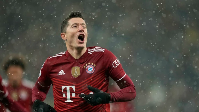 Robert Lewandowski z Bayernu oslavuje gól v dueli LM na pôde Dynama Kyjev.